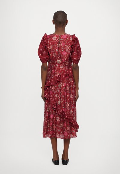 Vestido floral rojo con mangas abullonadas, ribete rizado y falda fluida. Presenta un corsé ajustado y tela texturizada con una abertura en la parte trasera.
