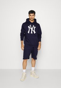 Fanatics MLB NEW YORK YANKEES ESSENTIALS CREST GRAPHIC HOODIE - Kapuutsiga pusa - navy