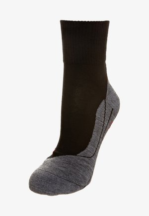 Schwarze und graue Socke mit geripptem Bündchen, gepolsterten Zehen und glatter Textur. Verfügt über rote Akzente und ein ausgefallenes Muster an der Seite.