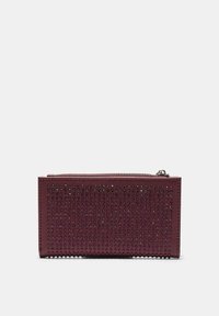 Bordová kožená peňaženka s textúrovaným dizajnom, perforáciami a zipsovým uzáverom. Obdĺžnikový tvar s viditeľným prešívaním.