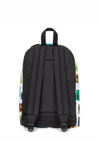 Baksidan av en färgglad tryckt ryggsäck med en svart tygbas, två justerbara remmar och ett handtag upptill för bärande.