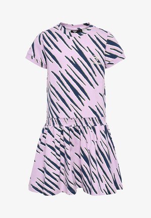 Paarse jurk met een gestructureerd, gestreept patroon in marineblauw en wit. Korte mouwen en een smock taille die uitloopt in een uitlopende rok.