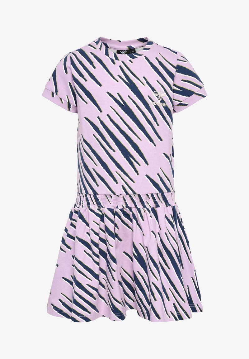 Fioletowa sukienka z teksturowanym, paskowanym wzorem w granatowe i białe paski. Krótkie rękawy i marszczona talia prowadząca do rozkloszowanej spódnicy.