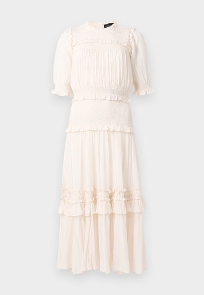 Kreem värvi midi kleit puffvarrukatega, smockitud vöökoht ja bodice, ning kihilised volangid seeliku detailid lihtsa tausta ees.