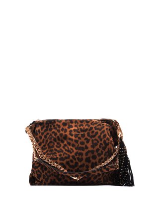 Borsa a stampa leopardata realizzata in tessuto morbido con tracolla a catena dorata e dettaglio con nappina nera. Dotata di chiusura con zip e logo sul davanti.
