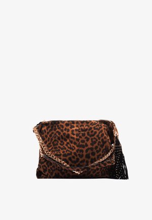 Borsa a stampa leopardata realizzata in tessuto morbido con tracolla a catena dorata e dettaglio con nappina nera. Dotata di chiusura con zip e logo sul davanti.