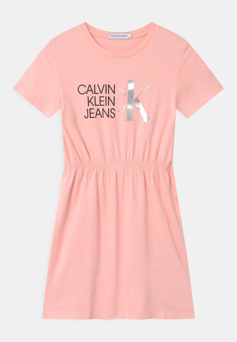 Różowa sukienka z krótkim rękawem z bawełny, z marszczeniem w talii, z czarnym napisem "CALVIN KLEIN JEANS" oraz srebrnym "K" z przodu.