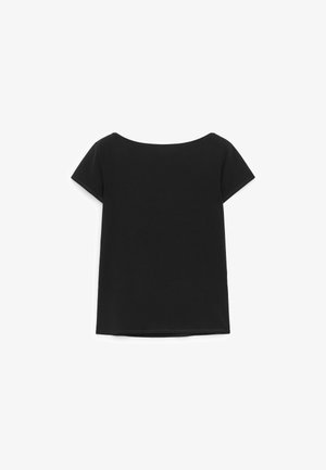 T-shirt noir à manches courtes avec un large col rond, présenté à plat sur un fond blanc.