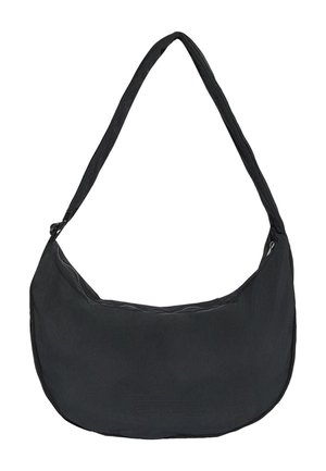 Schwarze Stoff-Schultertasche mit geschwungener Form und einem einzelnen langen Riemen, mit Reißverschluss oben.