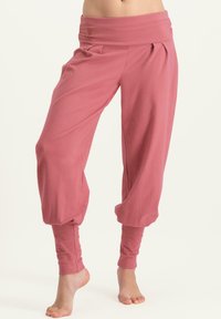 Lässige, verkürzte Hosen in einem sanften Rosaton, mit einem breiten, gefalteten Bund und schmal zulaufenden Bündchen, aus leichtem, dehnbarem Stoff gefertigt.