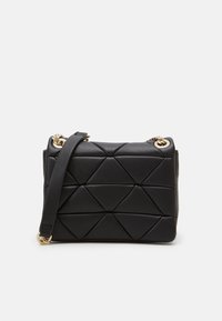 Borsa a tracolla nera in pelle trapuntata con motivo geometrico a diamante, accessori in metallo dorato e tracolla removibile. Forma rettangolare compatta.