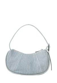 Bolso de mezclilla azul claro con forma curva, manija de cuero suave y cierre con cremallera, que presenta un sutil detalle de costuras y una textura lisa.