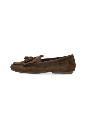 Mocasín marrón de ante con detalle de borlas en la parte superior y suela baja y plana, visto desde un lado sobre fondo blanco.