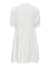 Valge lühikeste varrukatega kihiline kleit tekstuurse kangaga, väikese kraega ja üleskeeratud varrukaotstega, nähtav tagantpoolt lihtsal taustal.