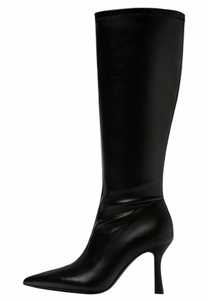Schwarze, hochhackige Stiefel aus glattem Leder mit einem schmalen Schaft, spitzer Zehenpartie und Stichdetails entlang der oberen Kante.