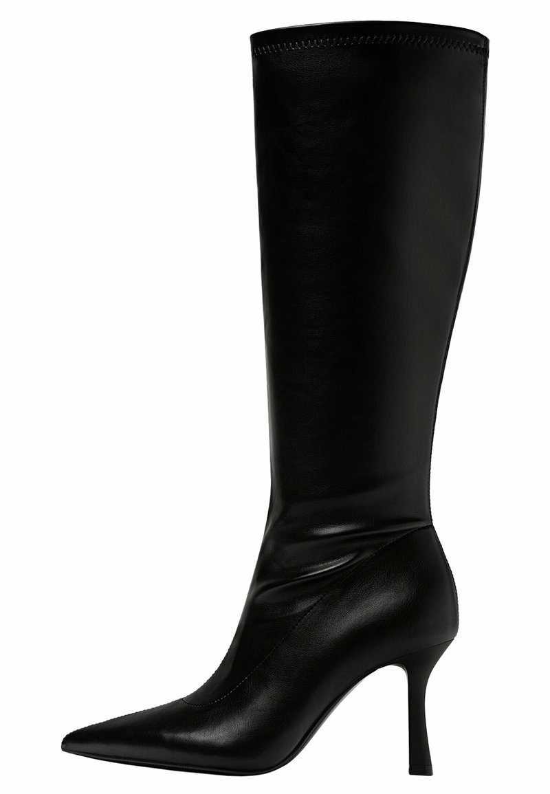 Czarne wysokie botki na obcasie wykonane z gładkiej skóry, z dopasowanym cholewką, spiczastym noskiem i przeszyciami wzdłuż górnej krawędzi.