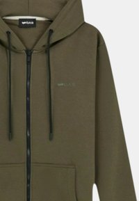 Felpa con zip di colore verde oliva realizzata in tessuto morbido, dotata di tasca frontale, cappuccio regolabile con coulisse e dettaglio del logo sul petto.