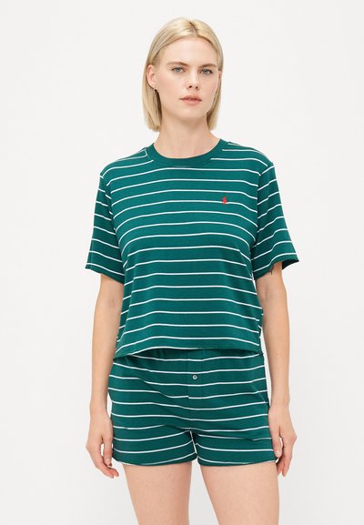 Zielono-biały w paski t-shirt z krótkim rękawem i okrągłym dekoltem, zestawiony z pasującymi szortami z detalem w postaci guzika.