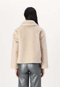 Abercrombie & Fitch SHORT COLLAR - Lengva striukė - beige