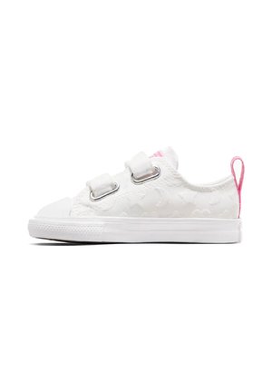 Sneaker bianco per bambino con due strisce in velcro, motivo floreale sottile, suola in gomma e linguetta in tessuto rosa sul tallone.