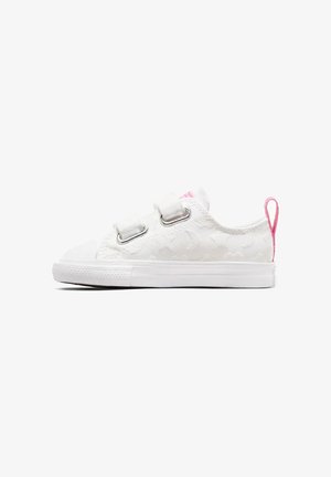 Sneaker bianco per bambino con due strisce in velcro, motivo floreale sottile, suola in gomma e linguetta in tessuto rosa sul tallone.