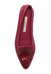Scarpa piatta cremisi realizzata in materiale morbido, con un motivo floreale ricamato decorato con paillettes e perline sull'area delle dita.