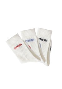 Set di tre calzini bianchi a coste, con la scritta in grassetto "CPNHGN" in blu, rosso e nero, con accenti di colore a contrasto su ogni calzino.