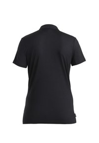 Polo shirt nera a maniche corte con colletto classico, texture liscia e vestibilità su misura. Presenta un piccolo logo sul lato.