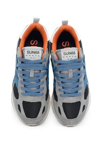 Scarpe sportive blu e grigie con pannelli in rete, accenti in suede, lacci rotondi e una fodera interna arancione con marchio sulla linguetta.