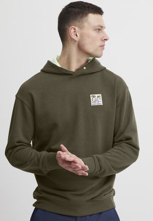Oliven grøn hoodie lavet af blødt stof, med en frontlomme, ribbet manchetter og et dekorativt mærke med palmetræer på brystet.
