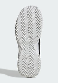 Biała gumowa podeszwa buta z wzorem jodełki, z czarnymi akcentami i logo po boku. Gładka tekstura, zaprojektowana dla lepszej przyczepności.