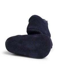 Pantofole in suede blu navy con una superficie morbida e strutturata e suole piane e arrotondate. Progettate per il massimo comfort, presentano uno stile a caviglia alta.