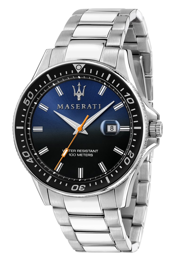 Orologio Maserati con bracciale in acciaio inossidabile, quadrante a gradiente blu, lancetta dei secondi arancione, finestra per la data e lunetta nera, resistente all'acqua fino a 100 metri.
