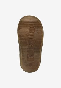 Suela de goma marrón con superficie texturizada, que presenta el logo "Falcotto" en relieve y la talla. Los patrones circulares y acanalados mejoran el agarre.