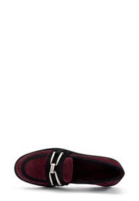 Zapato de ante negro y burdeos con punta redondeada, que presenta acentos de hardware plateado y costuras a lo largo de los bordes.