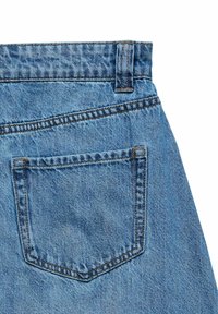 Aizmugurējā kabatas detaļa zilajām džinsa biksēm ar redzamu šuvumu un jostas cilpu uz baltas virsmas.