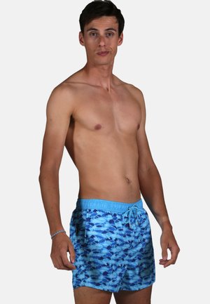 Shorts de bain bleus avec un motif de poissons, taille élastique avec cordon de serrage, poches latérales et tissu léger et texturé.