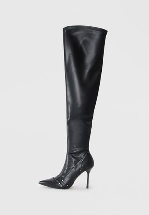 Zwarte leren knie-high laars met een spitse neus, stiletto-hak en decoratieve studaccenten aan de zijkant. Gladde textuur en elegante uitstraling.