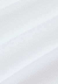 Biała tkanina o teksturowanej powierzchni, z ukośnymi fałdami. Materiał wydaje się gładki i jednolity, prezentując spójną białą barwę.