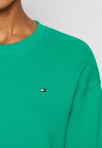Tommy Hilfiger FLAG ON CHEST  - Mikina - olympic green