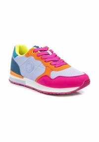 Zapatilla multicolor que presenta secciones en rosa, azul, naranja y gris; materiales de malla y gamuza; punta redonda; cordones con patrón; suela acolchada.