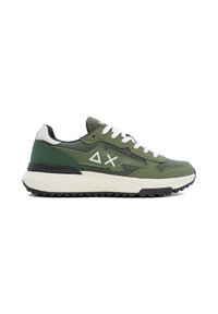 Sneaker verdi con un mix di materiali, tra cui pelle e tessuto. Presentano lacci bianchi, suola nera e un dettaglio con logo di lato.