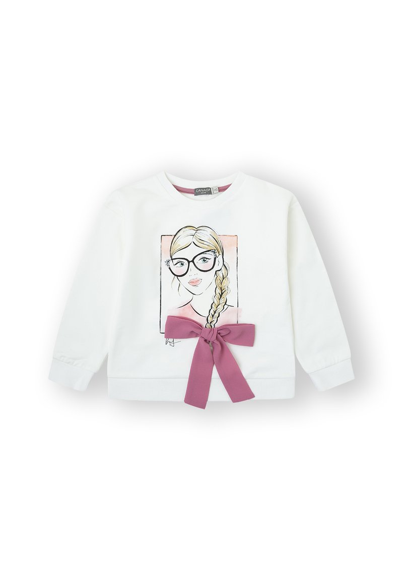 Sudadera blanca con una ilustración gráfica de una chica con gafas, que presenta un peinado trenzado y un detalle de lazo rosa en la cintura.