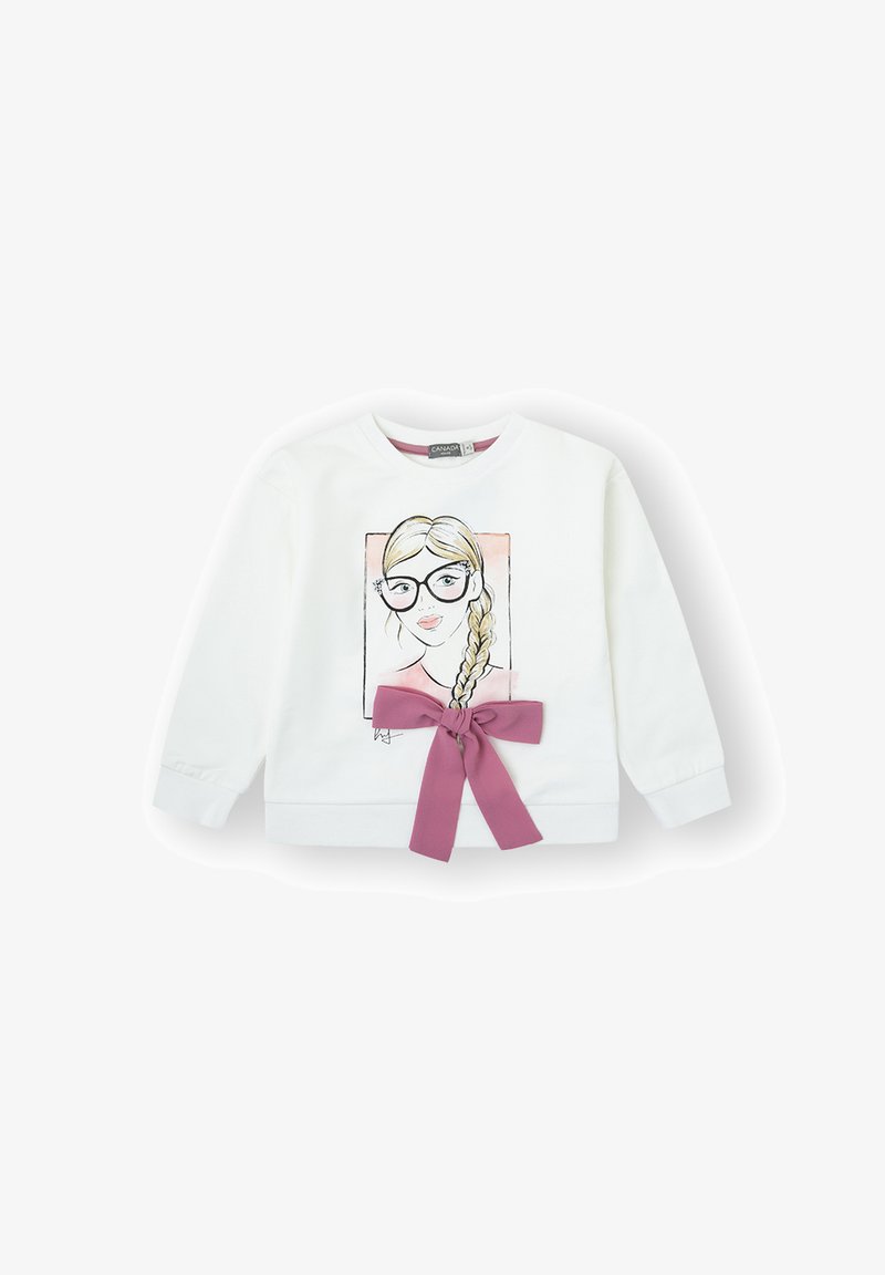 Sudadera blanca con una ilustración gráfica de una chica con gafas, que presenta un peinado trenzado y un detalle de lazo rosa en la cintura.