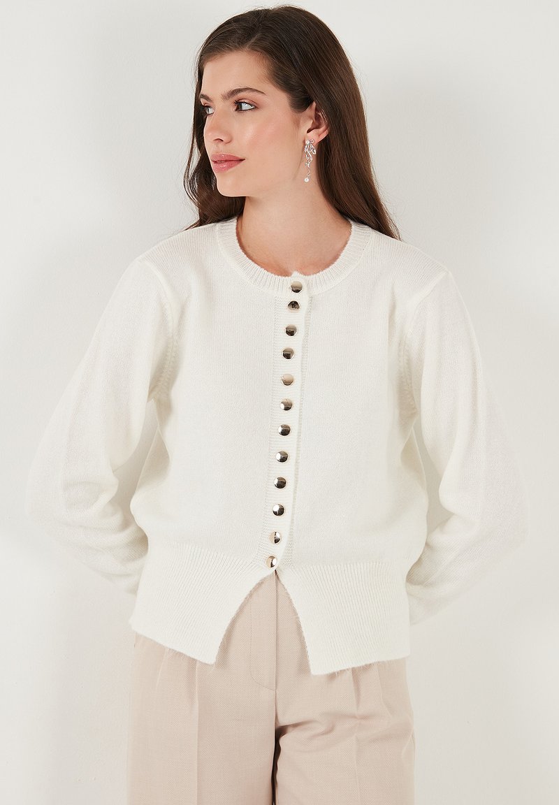 Weißer Strickcardigan mit rundem Ausschnitt, durchgehender Knopfverschluss mit metallischen Akzenten, gerippten Bündchen undgeteilt Saumdesign.