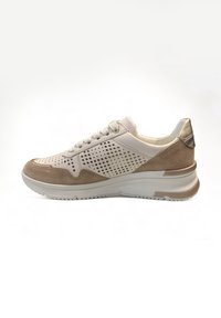 Scarpa sportiva beige chiaro con design perforato, materiale in suede e pelle, punta tonda, chiusura con lacci e suola in gomma testurizzata.