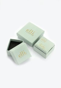 Minzgrüne Geschenkboxen mit goldener Schrift, eine geöffnet und zeigt ein schwarzes Innenleben. Enthält das Branding und Logo-Detail von "elli premium".