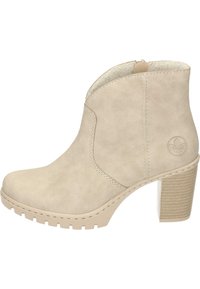 Bottine beige à finition en daim texturé, à bout rond et à talon haut épais ; comporte une fermeture éclair sur le côté et un accent de logo.