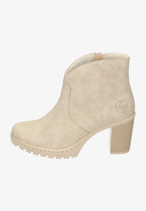 Beige Stiefelette mit strukturiertem Wildlederfinish, runder Zehenpartie und klobigem hohen Absatz; verfügt über einen Seitenreißverschluss und ein Logo-Akzent.