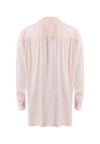 Camicia a maniche lunghe rosa chiaro, con colletto, pieghe sulla schiena e maniche con polsini. Tessuto liscio con una leggera lucentezza.